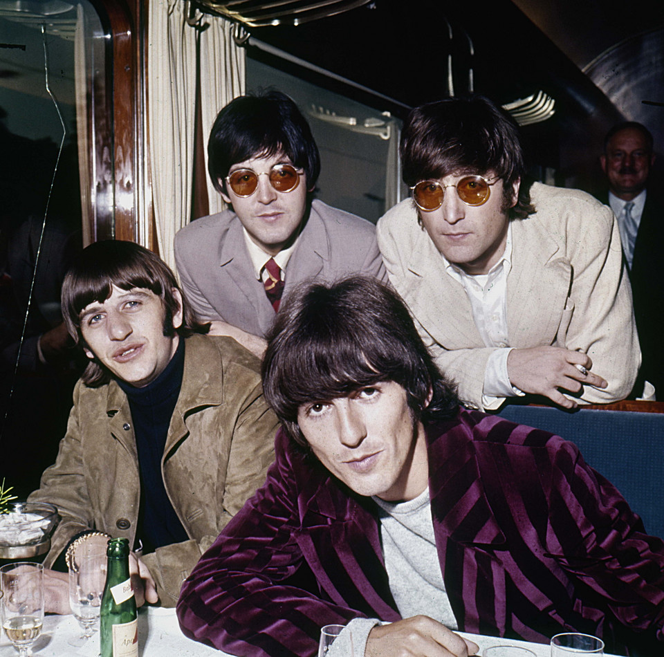 Od góry stoją: Paul McCartney i John Lennon, poniżej siedzą Ringo Starr i George Harrison, 1966 r.