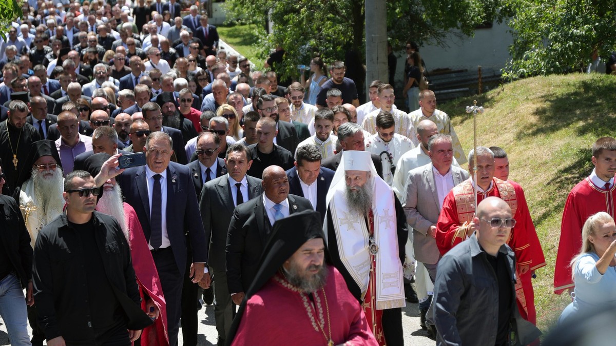 Patrijarh srpski Porfirije predvodi litiju koja je krenula od Hrama Uspenja Presvete Bogorodice do groblja u Bratuncu