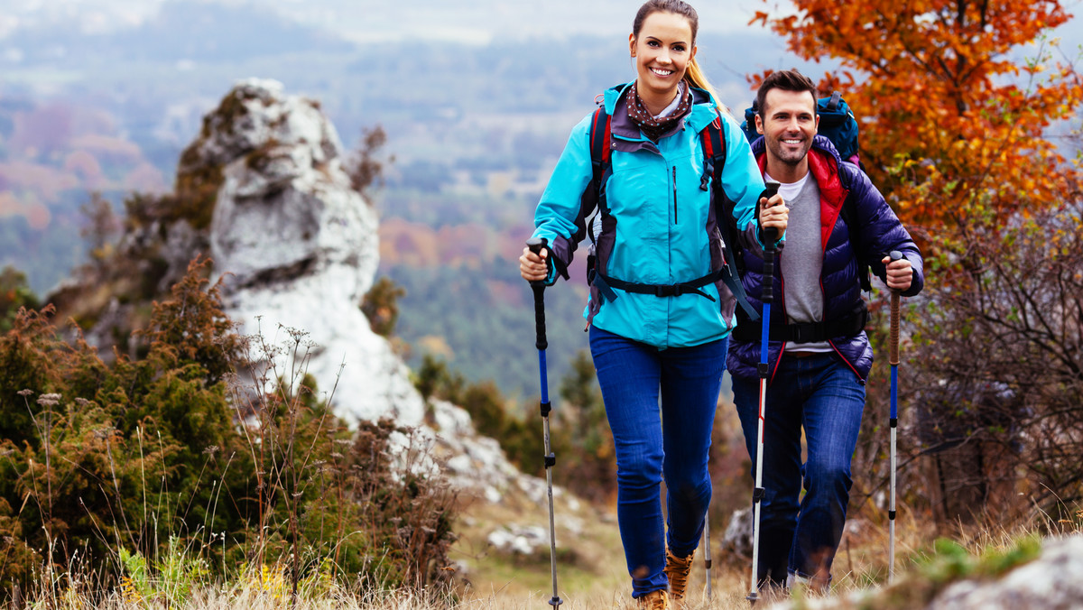 W połowie września tego roku temperatura odczuwalna na Śnieżce spadła do -25 stopni Celsjusza, a w Tatrach od wysokości 1400 m n.p.m. spadł już śnieg. Dla miłośników górskich wędrówek przygotowaliśmy przegląd jesiennej odzieży, która pozwoli cieszyć się jesienią nawet, gdy pogoda jest już zimowa.