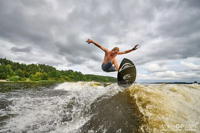 Oglądanie wakesurfingu daje wiele satysfakcji 