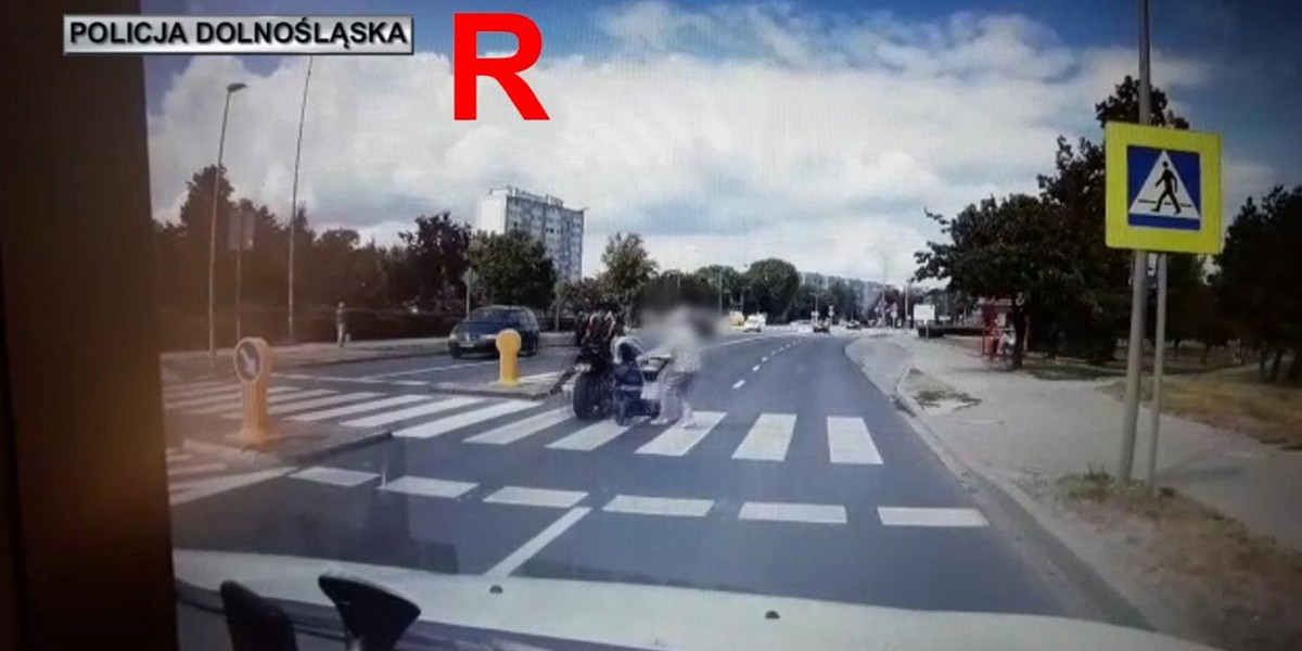 Motocyklista uderzył w wózek z dzieckiem na przejściu i uciekł