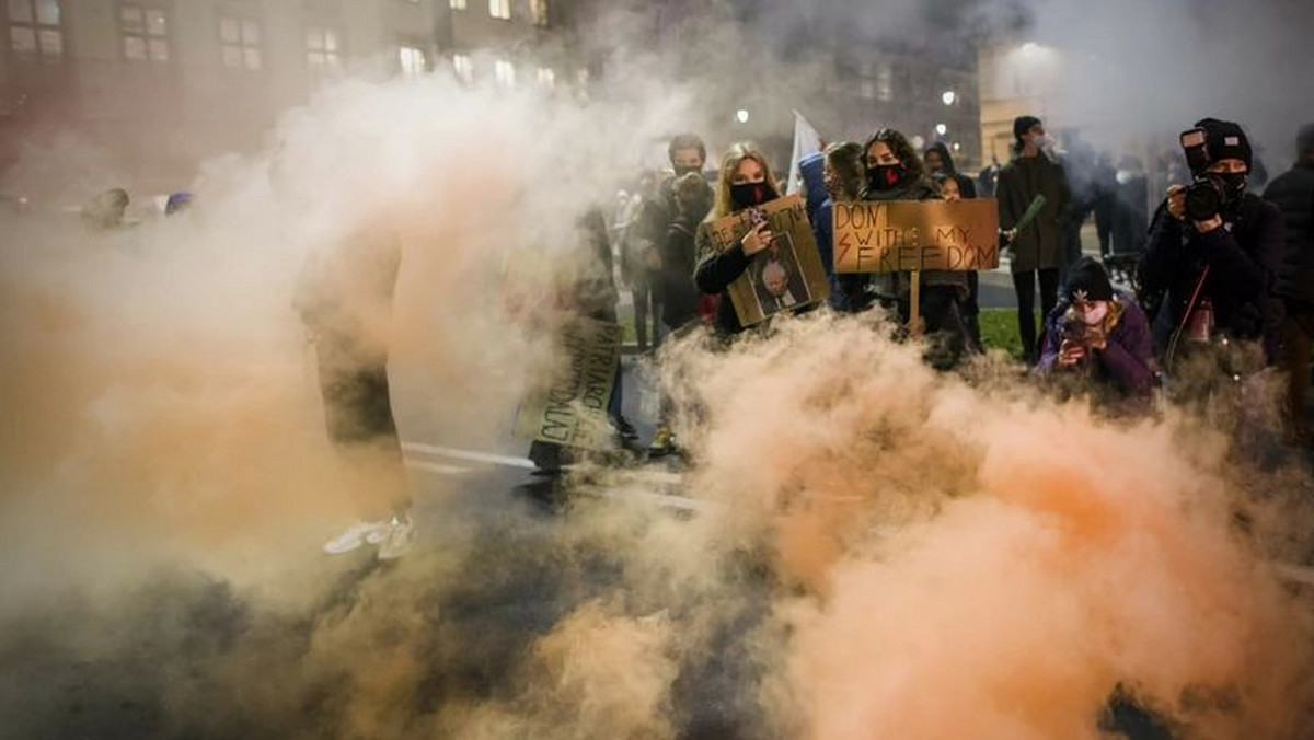 Warszawa: Reporter Onetu relacjonował protesty. Policja uznała, że łamie prawo