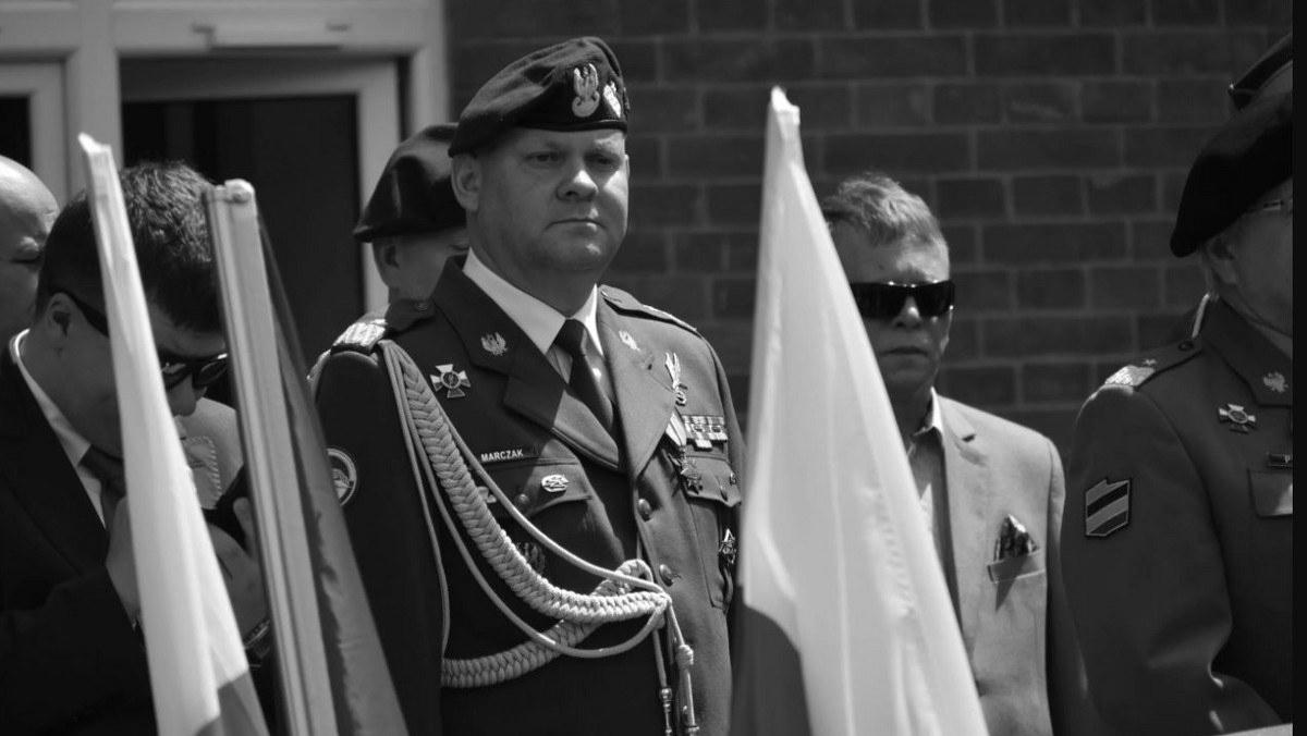 Dowództwo Operacyjne poinformowało we wtorek, że zmarł generał brygady Adam Marczak, szef sztabu Dowództwa Operacji EU Althea w Mons. Wojsko Polskie złożyło kondolencje rodzinie i bliskim zmarłego.
