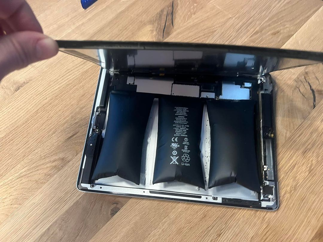 Poslanec NR SR Ján Krošlák zverejnil na svojej sociálnej sieti fotografie vybuchnutého tabletu. 