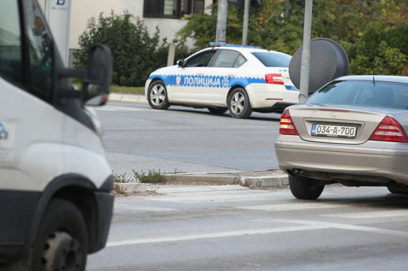 (VIDEO) Muškarac ušetao u optičarsku radnju u Sarajevu, a onda je usledila prava DRAMA! Iz prodavnice apeluju: "Ako ga vidite ZOVITE POLICIJU"