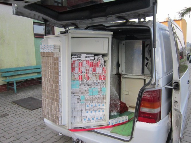 4 września 2014 r. funkcjonariusze Straży Granicznej z Hermanowic i Huwnik zatrzymali do kontroli samochód dostawczy przewożący lodówki. Już po rozpakowaniu pierwszej z nich okazało się, że wnętrze wypełniają papierosy z przemytu. Znaleziono je także w czterech pozostałych. Łącznie ujawniono 204 600 sztuk (10 230 paczek) papierosów bez akcyzy. Rynkowa wartość takiej ilości kontrabandy wynosi ponad 120 tys. zł.