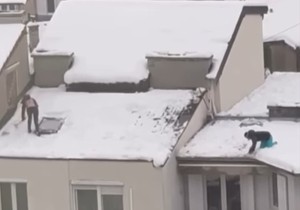 Dvoje Beograđana čisti krov usred minusa