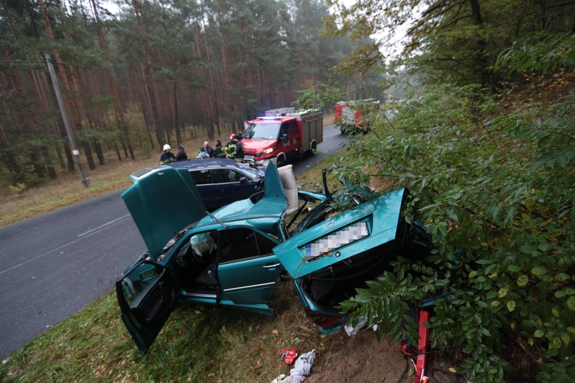 Groza niedaleko Kaczenic! Z mercedesa została miazga