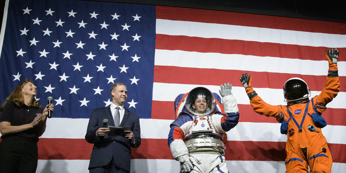 NASA pracuje nad dwoma nowymi skafandrami dla astronautów: xEMU zapewni większą mobilność podczas spacerów kosmicznych, a Orion Crew Survival Unit lepszą ochronę podczas startów i lądowań załogi.