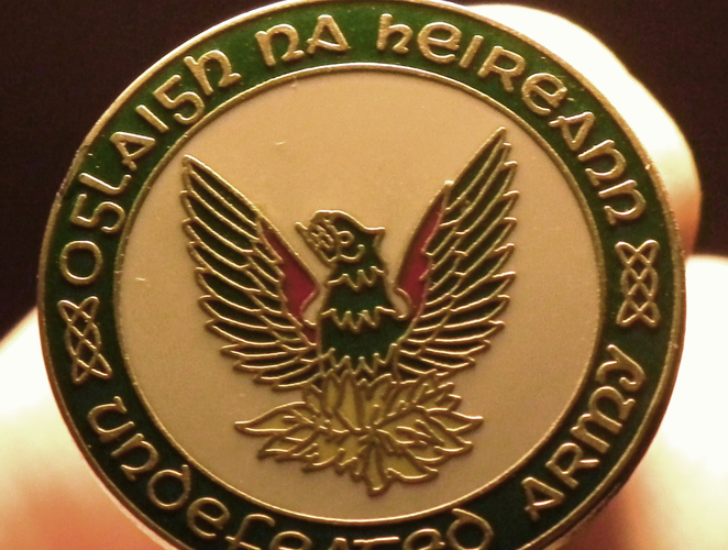 Irlandia jest państwem o najbardziej korzystnej relacji dokonanych zamachów do liczby aresztowań osób podejrzanych o terroryzm. W 2013 roku nie doszło tam do żadnego ataku, podczas gdy aż 41 osób podejrzanych o działalność terrorystyczną zostało aresztowanych. Pokazuje to, jak dobrze działają służby bezpieczeństwa w tym kraju. Bezpieczeństwo w Irlandii musi być niezmiennie rozpatrywane w kontekście organizacji IRA, działającej w sąsiedniej Irlandii Północnej. Na fot. logo organizacji terrorystycznej IRA