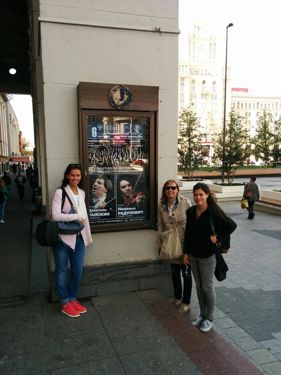 Filharmoničari ispred plakata za koncert