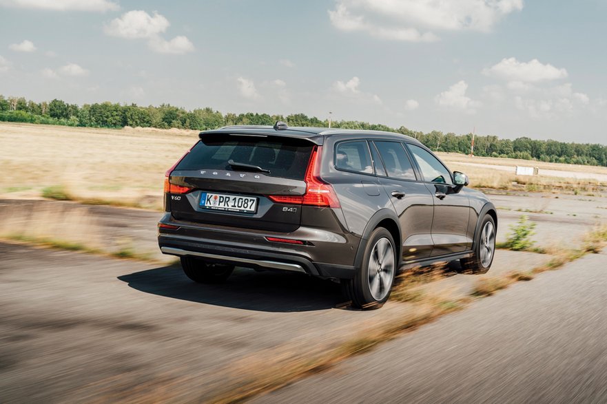 Volvo V60 Cross Country ma najwyższy prześwit, spokojne usposobienie, ale resorowanie niewiele wybacza drodze.