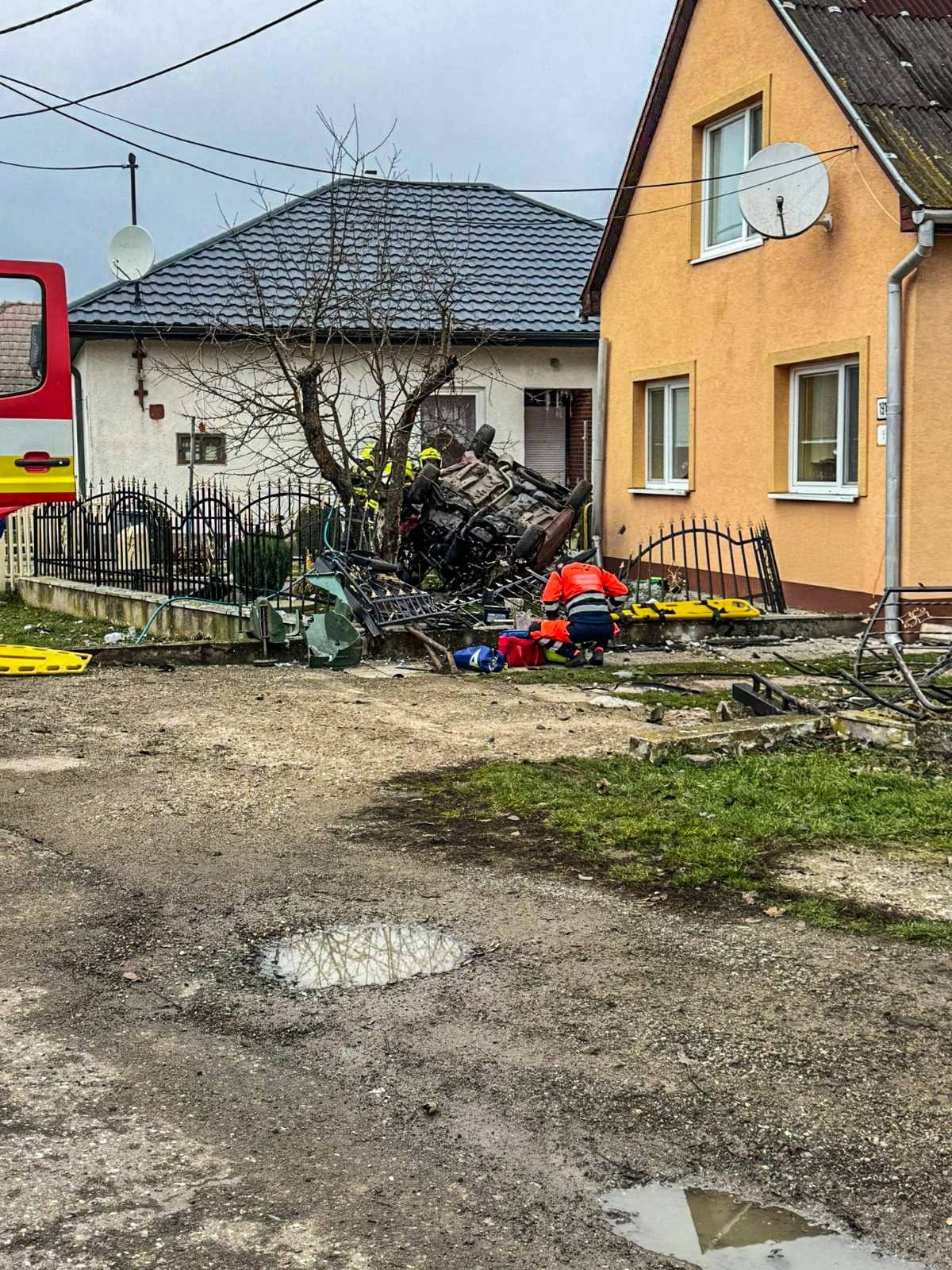 Vodič v Zemplínskom Jastrabí narazil do plotu, auto skončilo na streche. 