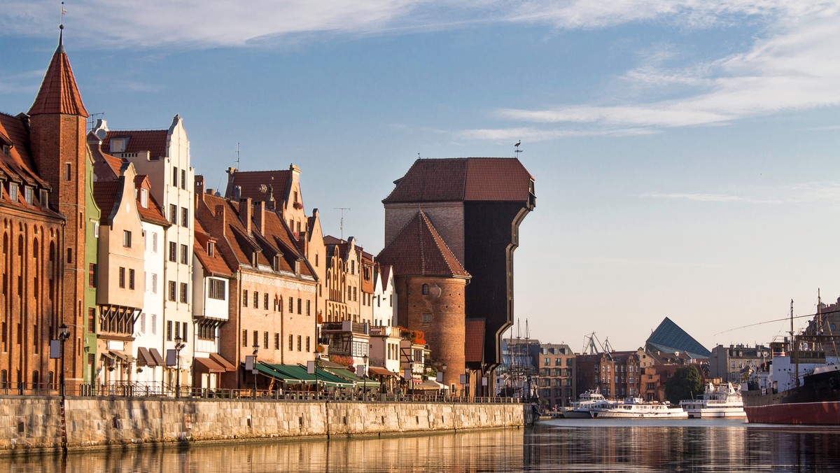 Gdańsk jest szóstym miastem w Polsce pod względem liczby ludności i centrum aglomeracji trójmiejskiej, z Gdynią i Sopotem. Miasto liczy sobie ponad 1000 lat i w swojej historii było miejscem krzyżowania się rożnych kultur. W XVI wieku Gdańsk był najbogatszym miastem Rzeczypospolitej. Jest symbolem wybuchu II wojny światowej i początku upadku komunizmu. W mieście jest wiele zabytków, z których należy wymienić m.in. ulicę Długą i Długi Targ tworzące Trakt Królewski, biegnący od Złotej Bramy do Zielonej Bramy. Przy Długim Targu jest Ratusz Głównego Miasta, najokazalsza i najcenniejsza budowla świecka dawnego Gdańska, a także Dwór Artusa i Fontanna Neptuna. Przedstawiamy ciekawostki i najważniejsze informacje o Gdańsku, takie jak liczba mieszkańców czy powierzchnia miasta. 