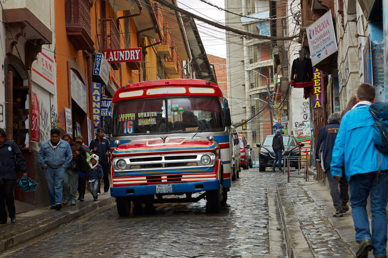 Autobus na wąskich stromych uliczkach La Paz