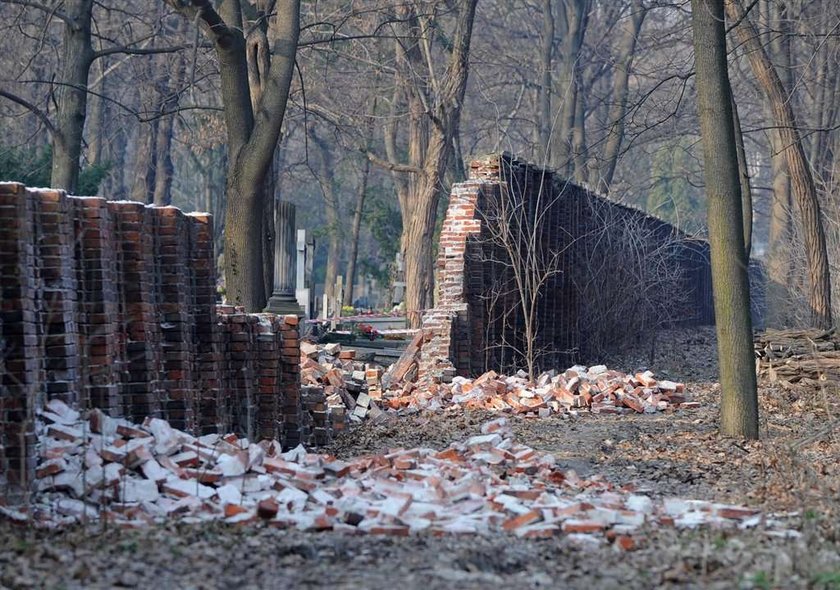 mur powązki zawalony