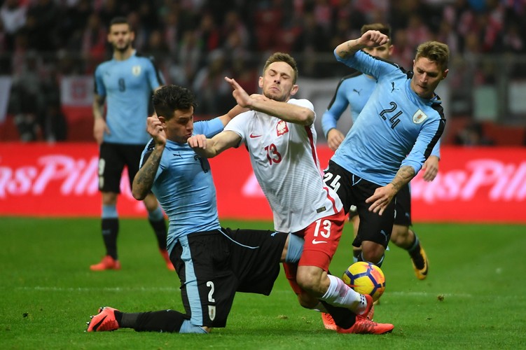 Maciej Rybus (C) oraz José María Giménez (L) i Guiilermo Varela (P)