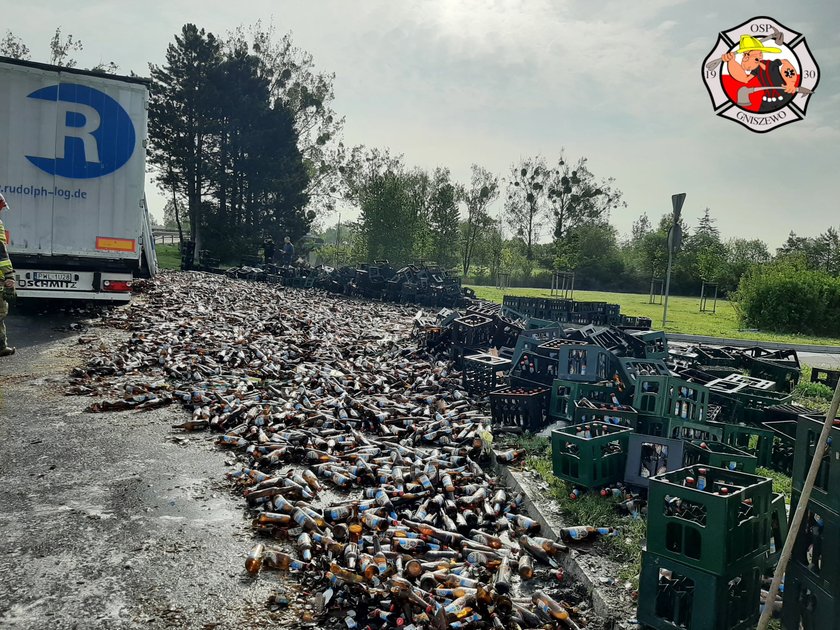 Wypadek w Czarlinie. Ładunek z piwem wypadł na ziemię. Co za strata