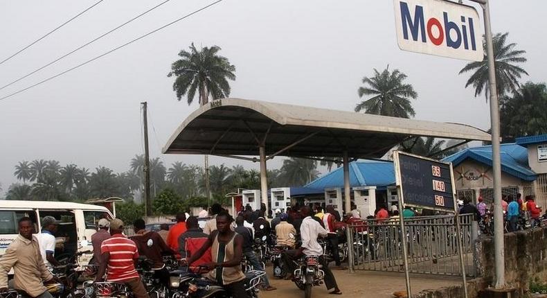 Motorists queue to buy petrol at a fuel station in Ahaoda in Nigeria's oil state in the Delta region, December 6, 2012. REUTERS/Akintunde Akinleye/File Photo