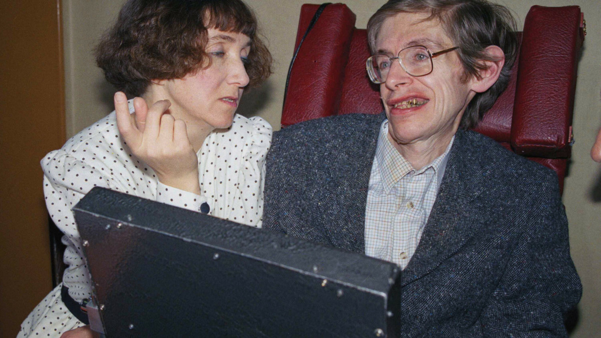 Stephen Hawking był jedną z najwybitniejszych postaci XXI w. Jego śmierć poruszyła miliony osób na całym świecie. W sieci pojawia się mnóstwo cytatów, które przypominają o tym, jakim niezwykłym człowiekiem był Hawking. Prezentujemy wyjątkowe, często zabawne, myśli naukowca.