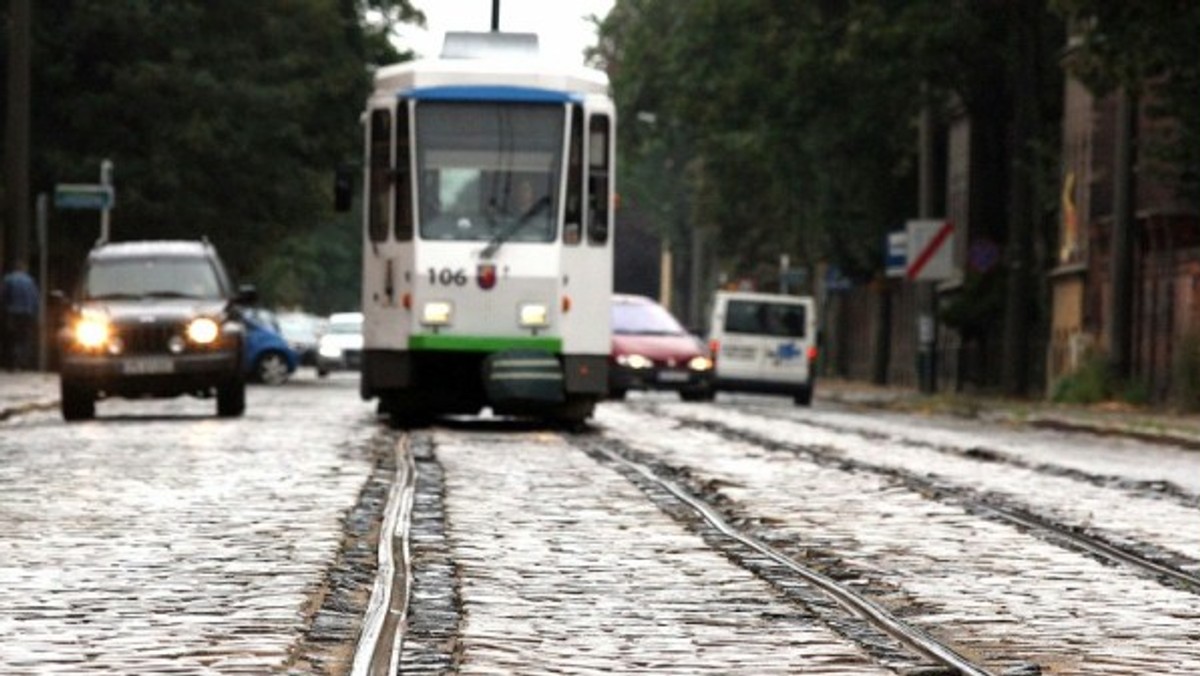 Trwa porządkowanie terenu pod inwestycje. - Zacznie się wycinka drzew, pracują geodeci, na razie nie trzeba zamykać ulicy i wyłączać jej z ruchu - mówi Leszek Kuszelewicz z Energopolu, przedstawiciel wykonawcy. - Zrobimy to w marcu, wtedy zostanie wprowadzona komunikacja zastępcza.