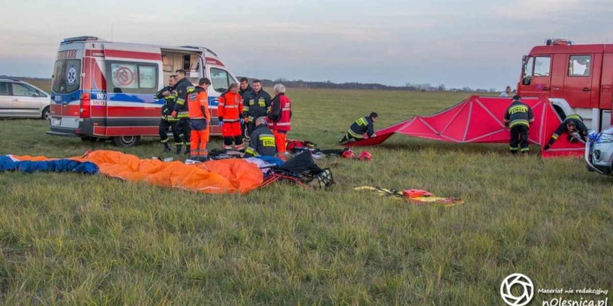 Wypadek w Oleśnicy. Paralotniarz spadł na lotnisko. 33-latek zginął