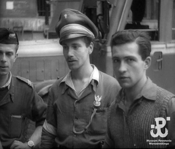 'Powstanie Warszawskie' to pierwszy na świecie dramat wojenny non-fiction. Powstał z ponad sześciu godzin zachowanych oryginalnych kronik filmowych