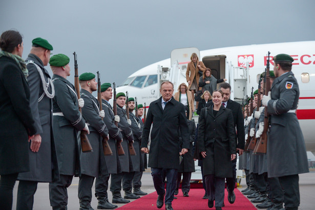 Premier Donald Tusk na lotnisku w Berlinie