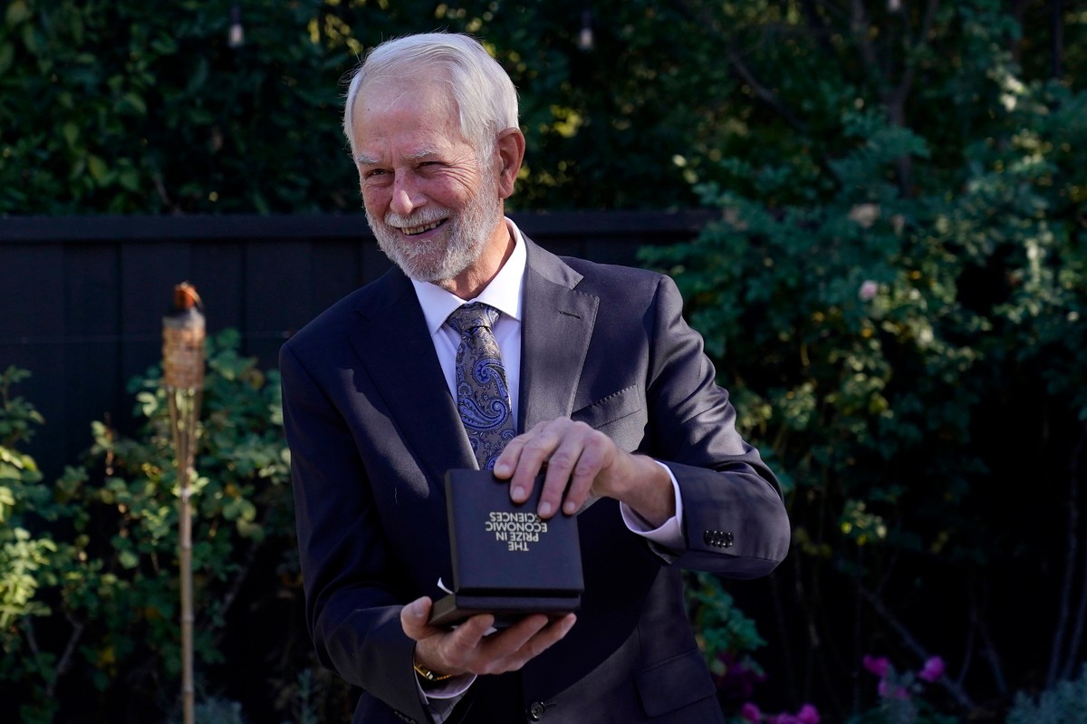 Robert B. Wilson ekonomista, emerytowany profesor Uniwersytetu Stanforda, laureat Nagrody Nobla z 2020 r. za „udoskonalenie teorii aukcji i wynalezienie nowych formatów aukcji”