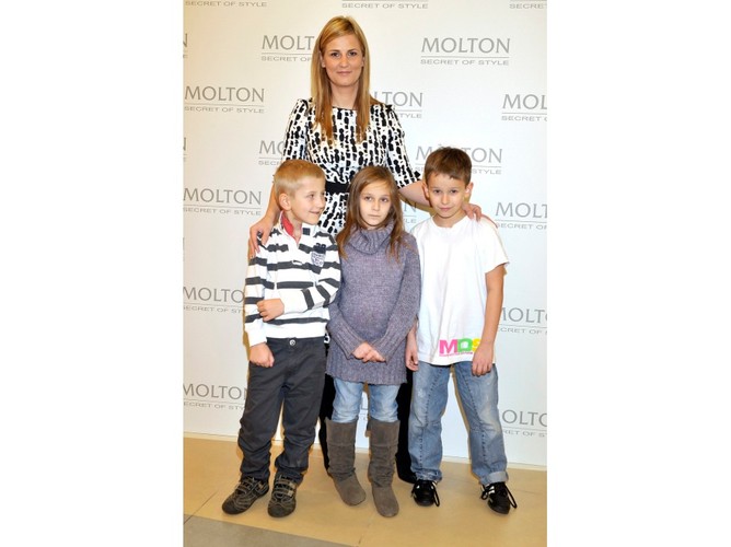 Dominika Tajner ze swoim synem Maksymilianem oraz dziećmi Michała Wiśniewskiego: Fabienne i Xavierem.