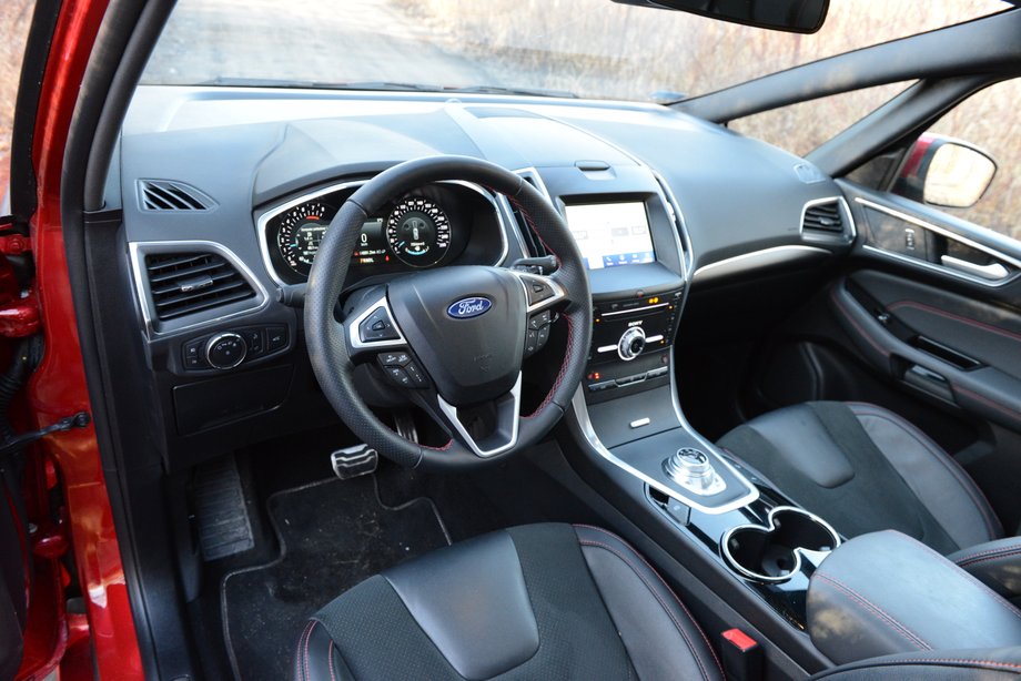 Ford S-Max Hybrid, choć ma na karku osiem lat, to jednak ma nowoczesny, ładny kokpit. W starym stylu jest jednak konsola środkowa - z wieloma dobrze opisanymi przyciskami. Takie rozwiązanie to jednak dla wielu kierowców ważna zaleta. 