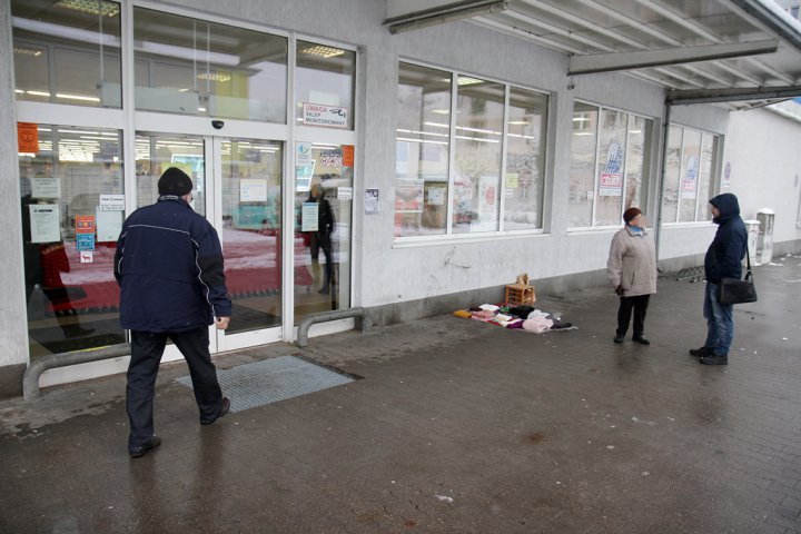 Sprzedaje skarpety, czapki i apaszki, które sama dzierga. Pani Helena z olsztyńskiego Zatorza dorabia do emerytury