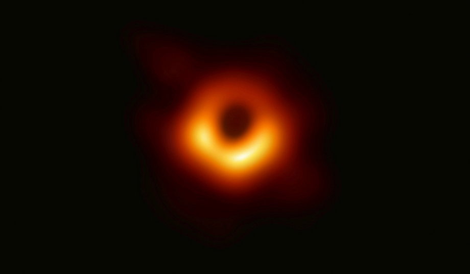 Pierwsze w historii zdjęcie czarnej dziury wykonane przez Event Horizon Telescope (Teleskop Horyzontu Zdarzeń), opublikowane w kwietniu 2019 r.