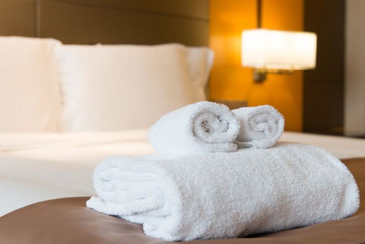 <strong>Hotel, który kryje setki historii</strong>
<br></br>
O hotelach można opowiadać długo, każdy pracownik tego miejsca potrafi zapewne przywołać kilkanaście historii związanych z życiem tego miejsca. Istnieje jednak hotel owiany legendą dzięki wielu znanym postaciom. W jednym z paryskich hoteli przez 30 lat mieszkała Coco Chanel, Ernest Hemingway przychodził na drinki do hotelowego baru, a księżna Diana z Dodi Al-Fayedem spędziła ostatni wieczór przed tragicznym wypadkiem samochodowym. O tym paryskim hotelu powstały liczne anegdoty oraz powieści, a sama Sophia Loren nazwała go „najbardziej romantycznym hotelem na świecie”.
<br></br>
Źródło: www.accorhotels.com/pl