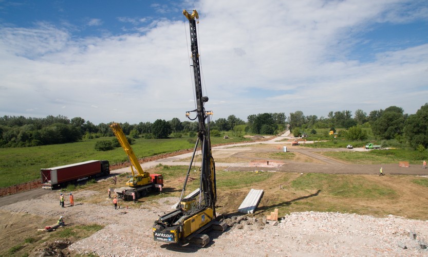 Zakres prac w ramach ZRID dla tego odcinka obejmuje 'budowę mostu o długości 1,5 km i szerokości 42 m (dwa niezależne obiekty pod każdą z jezdni, 2 jezdnie po 4 pasy ruchu) oraz dwóch pochylni, zapewniających komunikację między ścieżką rowerową, zlokalizowaną na Wale Zawadowskim, a ścieżką rowerową na moście; budowę/przebudowę infrastruktury podziemnej; budowę urządzeń ochrony środowiska oraz bezpieczeństwa ruchu drogowego' - informuje MIB.
<br><br>fot. (mr) PAP/Leszek Szymański