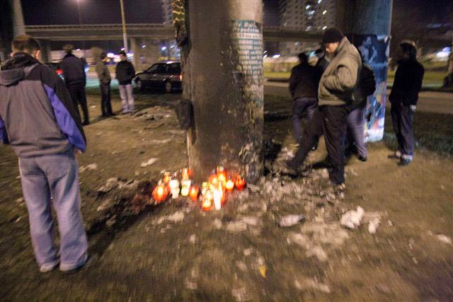 w miejscu wypadku w nocy zbierali się ludzie