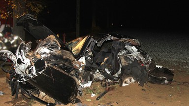 Tragiczny wypadek pod Kluczborkiem. Samochód roztrzaskał się na drzewie