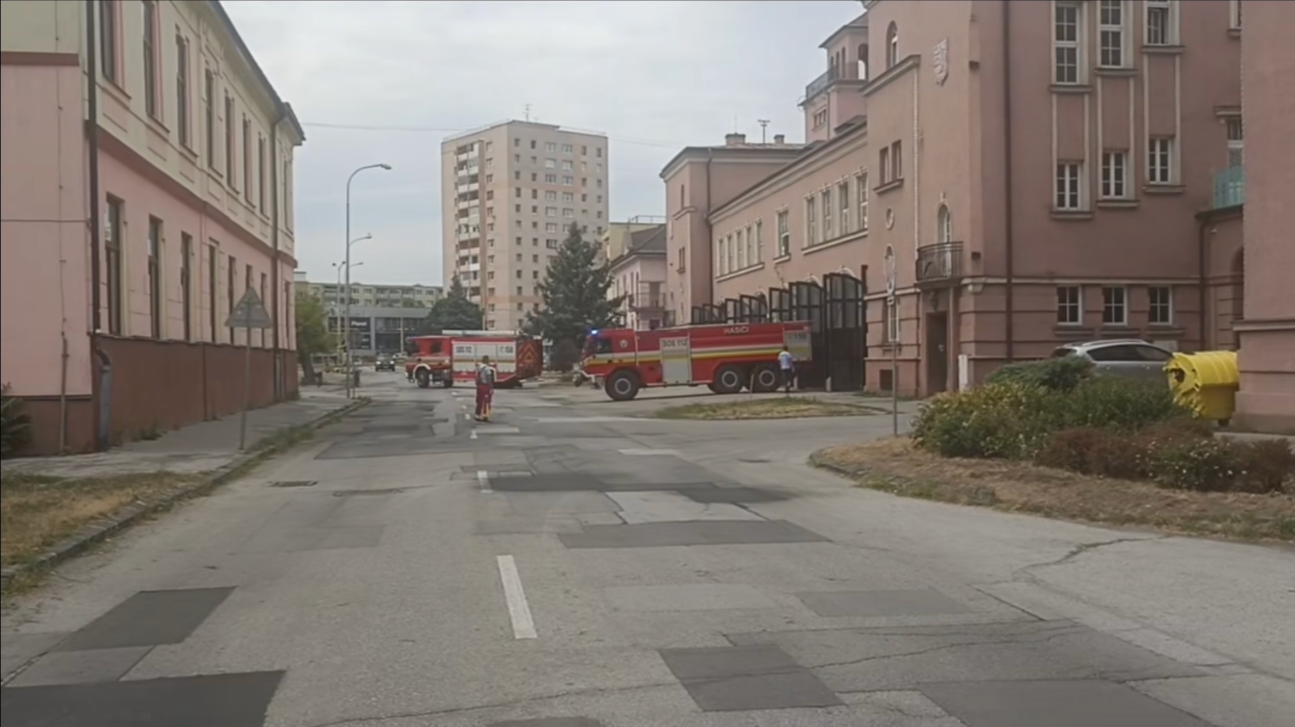 Hasiči zasahujú pri požiari v monobloku nemocnice v Košiciach.
