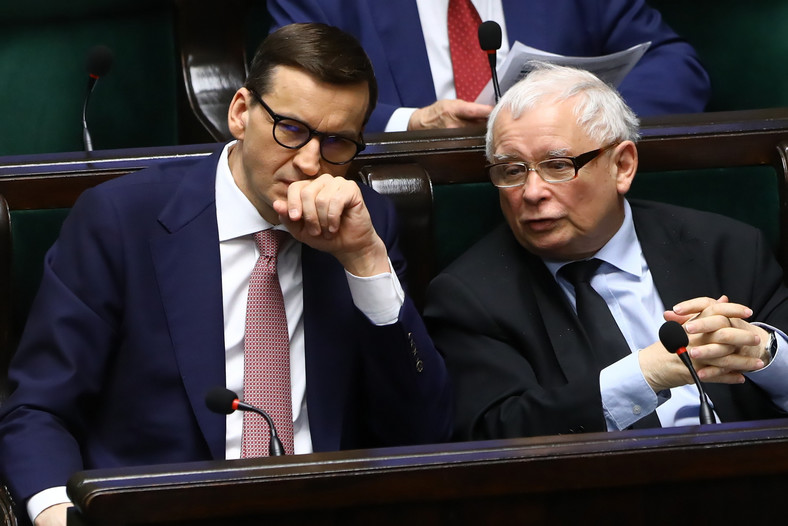 Premier Mateusz Morawiecki (L) oraz wicepremier, prezes PiS Jarosław Kaczyński (P) na sali obrad Sejmu (28.04.2022)