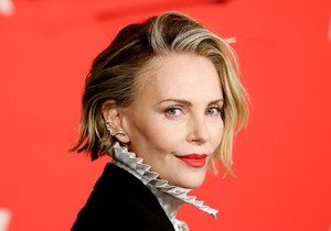 Šarliz Teron obukla sako na gole grudi, a brushaltera nigde: Toples izdanje hipnotisalo sve