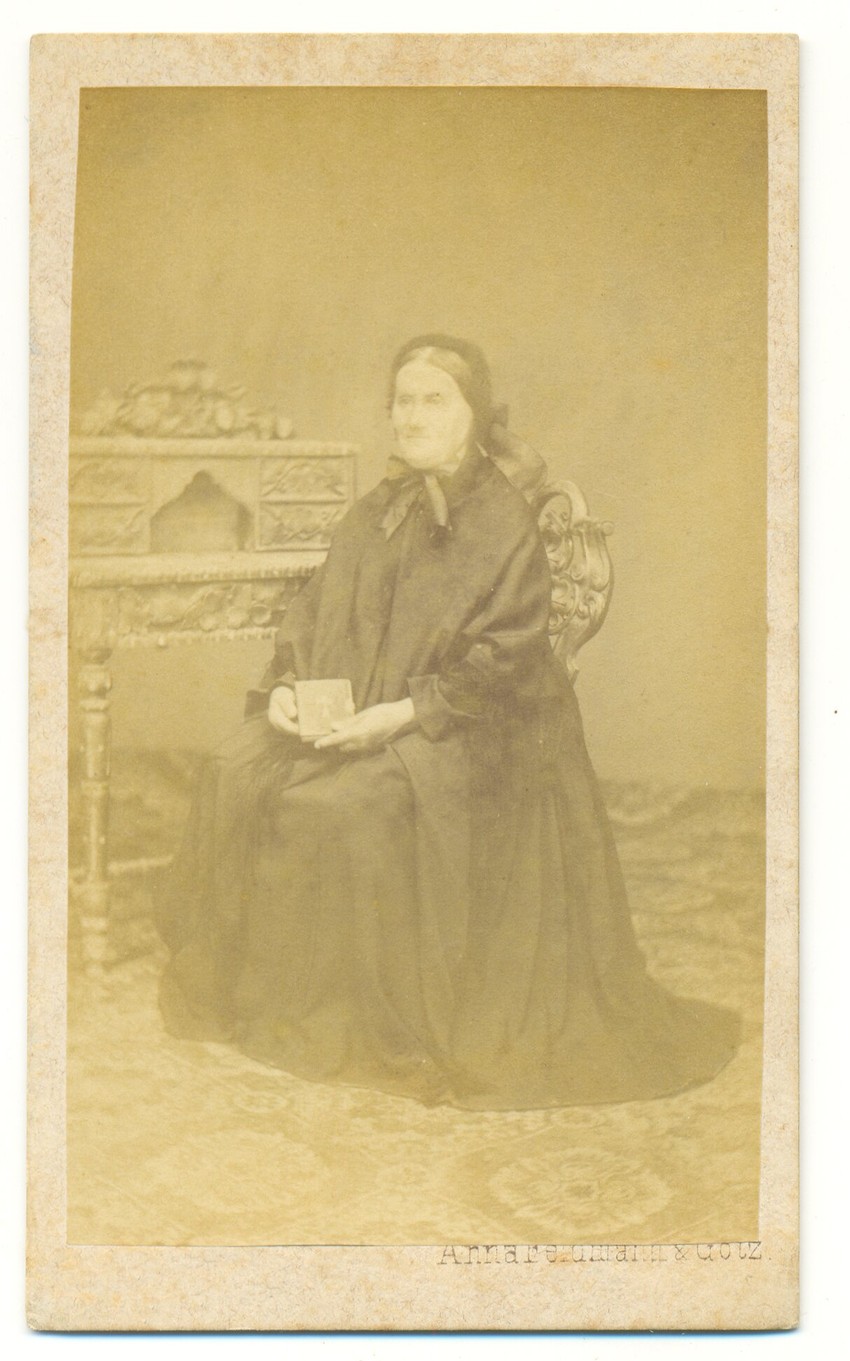 Žena sa biblijom, Ana Feldman