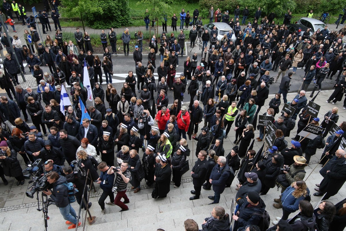 Warszawa, 10.05.2025. Marsz medyków przeciw przemocy w Warszawie