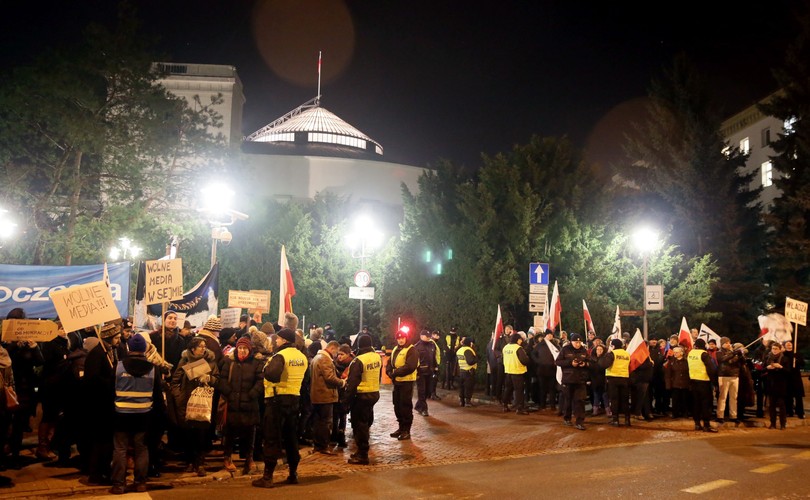 Przed Sejmem przeciwko ograniczeniu praw dziennikarzy do relacjonowania obrad parlamentu protestuje Komitet Obrony Demokracji