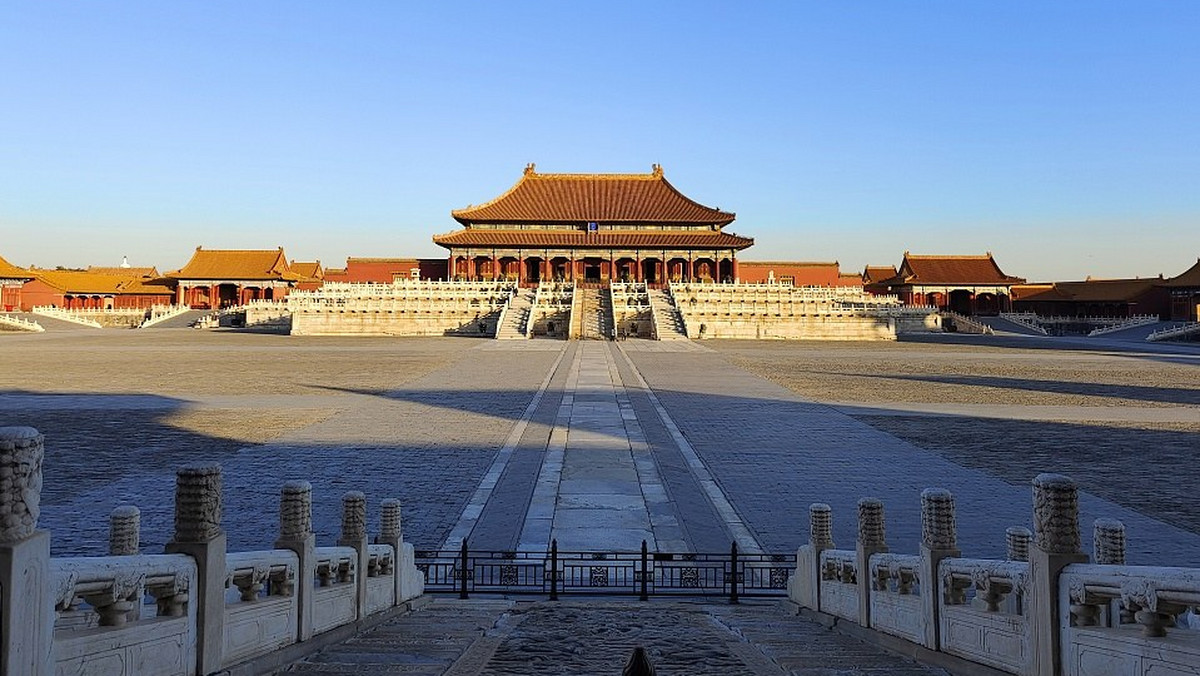 W dawnych Chinach pałace cesarskie były symbolem wielkiej władzy, a majestat cesarza podkreślała monumentalna architektura całego kompleksu, tym bardziej, że splatały się w nim zarówno funkcje administracyjne, jak i duchowe.