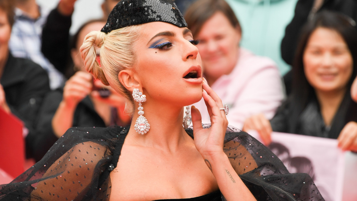 Lady Gaga zachwyca się Bradley'em Cooper'em w październikowym wydaniu amerykańskiego "Vogue'a". Specjalnie dla magazynu powiedziała o swoim nowym filmie "Narodziny gwiazdy", który święci triumfy podczas festiwalu filmowego w Toronto, o współpracy z Bradleyem Cooperem oraz wypowiada się o akcji #MeToo, którą od kilku miesięcy żyje cały świat.