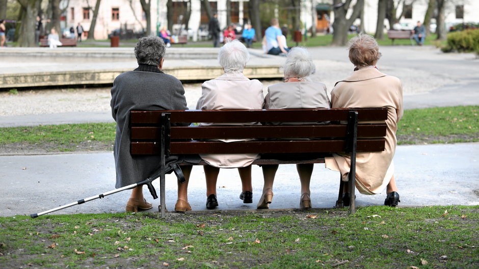 Seniorki na ławce w Lublinie (zdjęcie ilustracyjne)