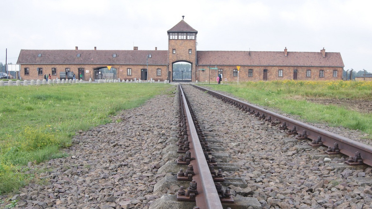 Blisko 354,4 tys. osób, spośród pielgrzymów, którzy przyjadą do Krakowa na Światowe Dni Młodzieży, zadeklarowało chęć zwiedzenia byłego niemieckiego obozu Auschwitz - wynika z danych duszpasterstwa młodzieży diecezji bielsko-żywieckiej, które prowadzi zapisy.
