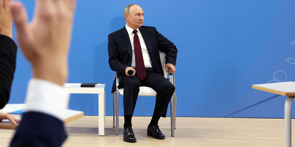Dziwny taniec nóg Władimira Putina. Daily Mail publikuje nagranie.