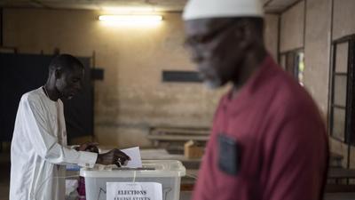 Un homme vote pour les élections législatives, dans un bureau de vote à Dakar, dimanche 31 juillet 2022