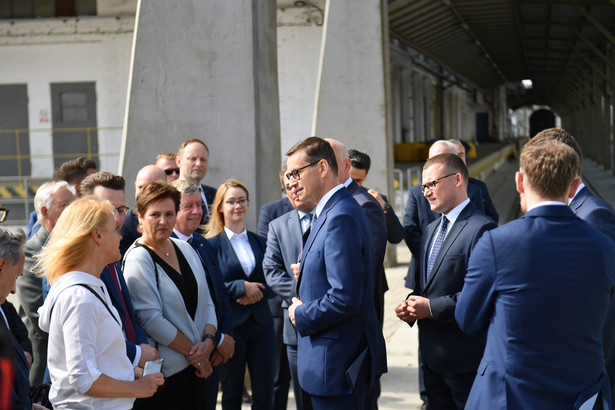 Premier Mateusz Morawiecki (C) i wiceminister spraw wewnętrznych i administracji Paweł Szefernaker (2P) podczas wizyty w Porcie Szczecin